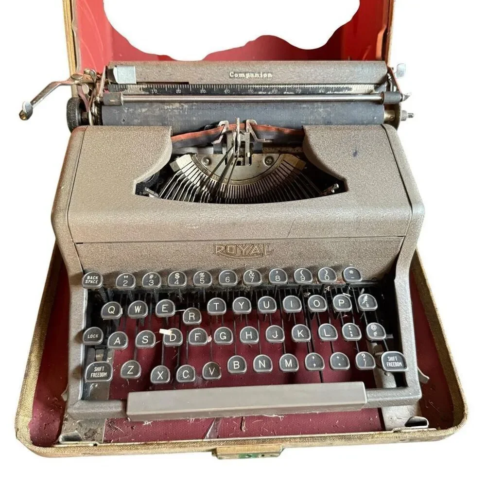 Royal Companion 1950s Portable Typewriter with Case – Classic Mid-Century Manual